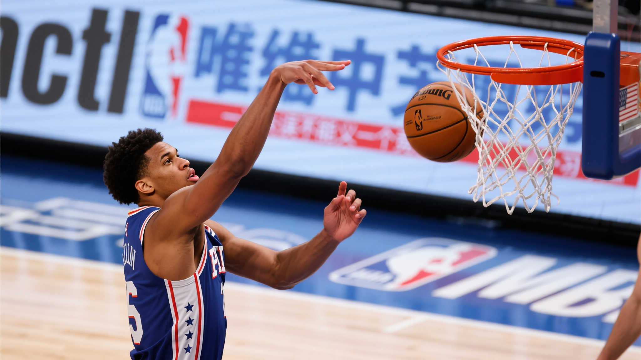 托平全场表现失准,仅收获2篮板1助攻无得分 首先,任何运动赛事都有其不确定性。这位被称为“托平